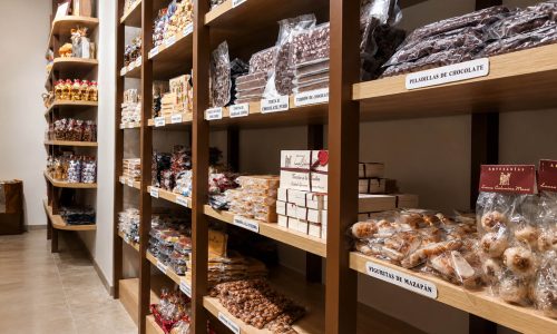TIENDA TURRONES ESTANTERÍAS 1.
